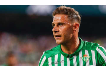 38歳ホアキン、最年長ハット！「職人的巧すぎシュート3連発」がこれ 画像