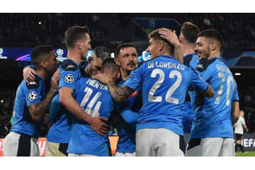 テーマは兄弟愛！ナポリの「半裸カレンダー」撮影映像がこれ 画像