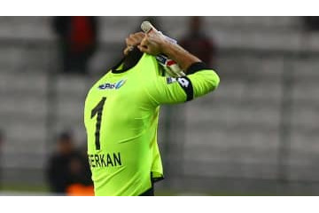 試合開始20秒でGKがまさかの一発レッド！「涙の退場シーン」がこれ 画像