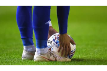 世界でバズる！GKが叩き込んだ「衝撃軌道フリーキック」がこれ 画像