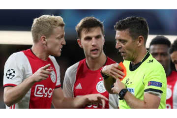 CL公式は驚き、選手は激怒！前代未聞の「CB2人同時退場＋PK宣告」がこれ 画像