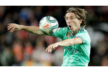 ネイマールとは大違い！聖人モドリッチがレアル選手を股抜きするとこうなる 画像