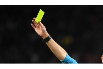 VARを盗み見したGKにイエローカード！「驚きの瞬間」がこれ 画像