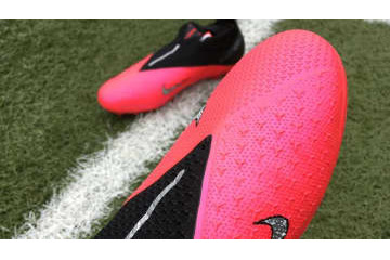 サッカーでも“ピンク”！NIKEの新スパイク『ファントムビジョン2』が登場 画像