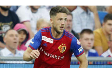 脳の手術を終えた元オランダ代表FW、「マイク落とし」パフォで練習復帰！ 画像