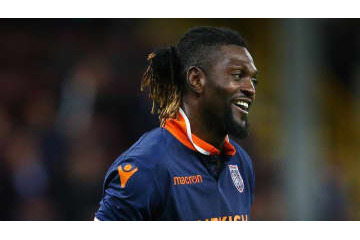 35歳アデバヨール、パラグアイへ驚きの移籍！あの「38歳イケメンFW」と再会 画像