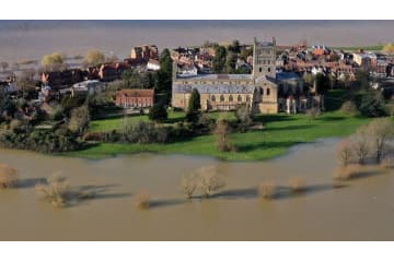 まるで川…「完全水没したスタジアム」のドローン映像がこれ 画像