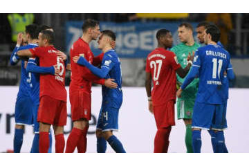 バイエルン戦で前代未聞の異常事態！「敵同士でのパス回し」がこれ 画像