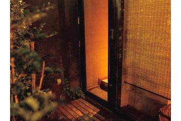 周囲から隠れた生垣を通り秘密の入り口へ！お忍び感がたまらない肉割烹が赤坂にあった！ 画像