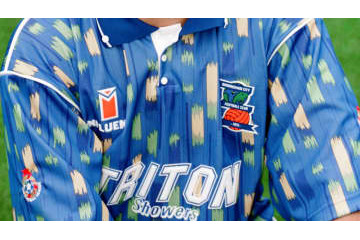 腐ったバナナに絵の具箱！英国サッカー「ヒドすぎたユニフォームたち」 画像