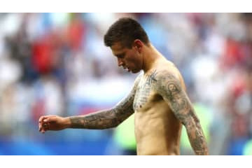 隔離ムシで無断帰国…30歳FW、18歳婚約者と密会　エリツィン氏孫娘 画像