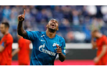 愛猫もビビる！元バルサFWマウコンに届いた「仰天の空中配達」がこれ 画像