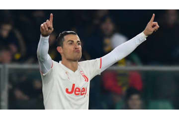 ロナウド、2歳息子に伝授中の「伝統奥義」がこれ 画像