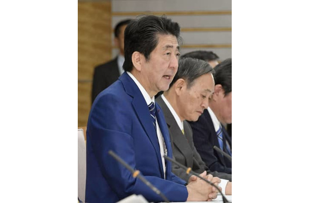 新型コロナウイルス感染症対策本部会合であいさつする安倍首相＝25日午後、首相官邸