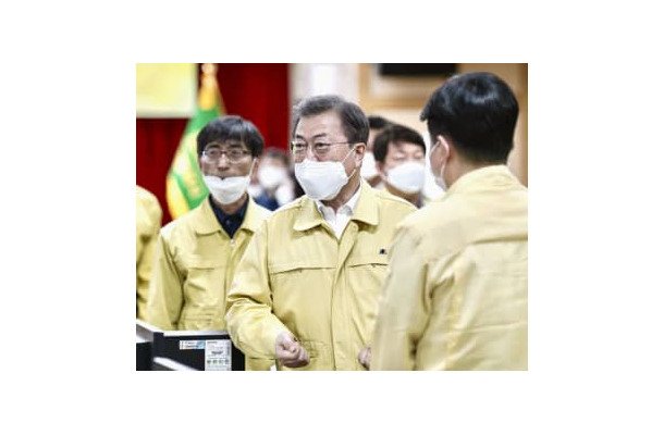 25日、韓国・大邱で開かれた新型コロナウイルスの対策会議に出席する文在寅大統領（中央）（聯合＝共同）