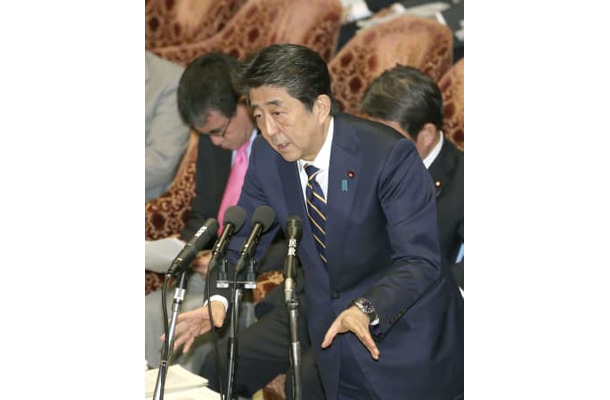 衆院予算委で答弁する安倍首相＝26日午後