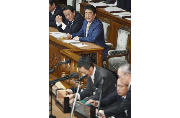 衆院本会議で、2020年度予算案の投票結果を見守る安倍首相（奥右）と麻生財務相（同左）＝28日午後