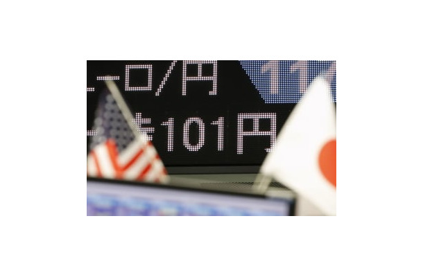 一時1ドル＝101円台に急騰した円相場を伝える電光掲示板のニュース＝9日午前、東京・東新橋の外為どっとコム