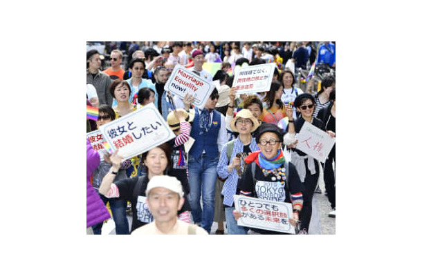 「東京レインボープライド２０１９」でプラカードを掲げる参加者