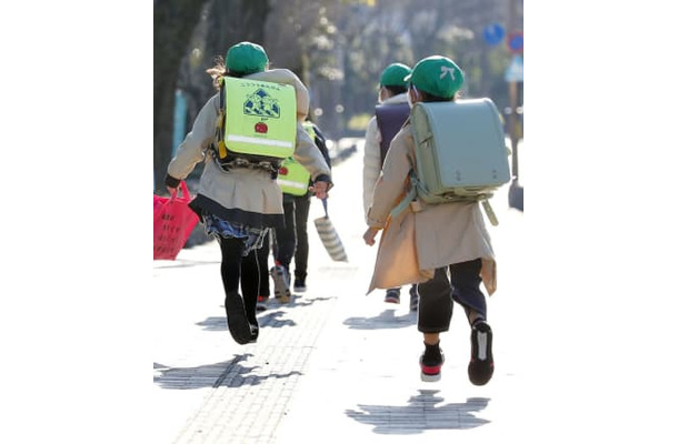 約2週間の臨時休校後に小中学校が再開され、元気に登校する児童の姿が見られた静岡市＝19日