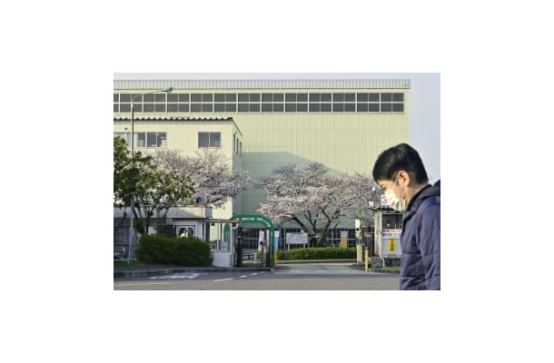 新型コロナウイルス感染拡大による海外需要の急減で、生産ラインの稼働を止めたトヨタ自動車堤工場＝3日午前、愛知県豊田市
