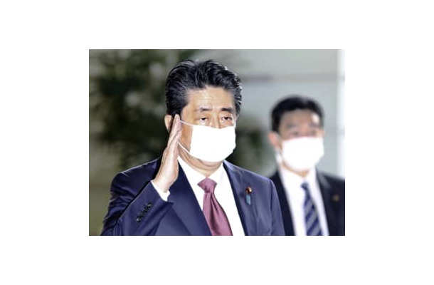 マスクを着用し、首相官邸に入る安倍首相＝3日午前