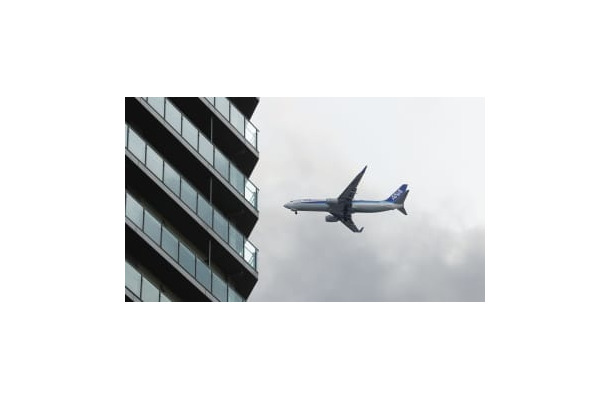 羽田空港の新飛行ルートの実施が始まり、東京都心上空を飛行する航空機＝3日午後、東京都港区