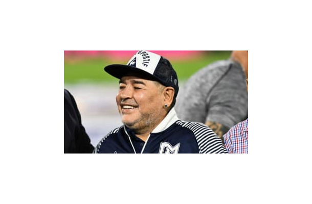 マラドーナ、ダンス中に生尻を出す