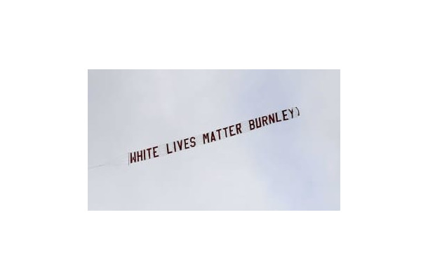 衝撃の『White Lives Matter』掲げた人物、「世界は狂ってる」と逆に怒る