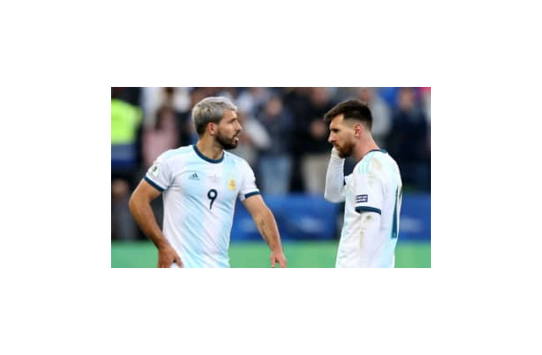 アグエロ、ミスった自分をメッシと交代させる　サッカーゲームで