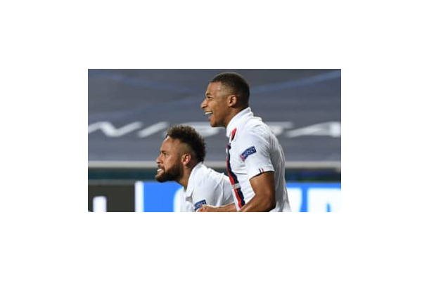 エムバペとネイマールの半裸も！PSG、CL決勝進出の「お祭り」がこちら