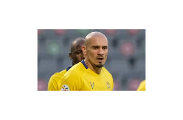 長友の元同僚マイコン、痛いオウンゴール…元リヴァプールGKも茫然