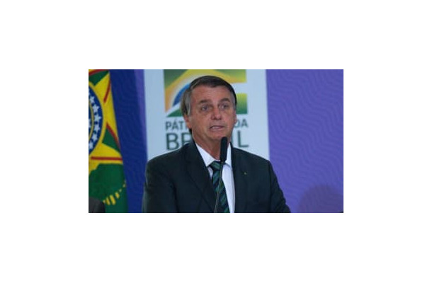 ブラジル大統領、慈善試合でゴール！忖度ありの飛び出しシュート