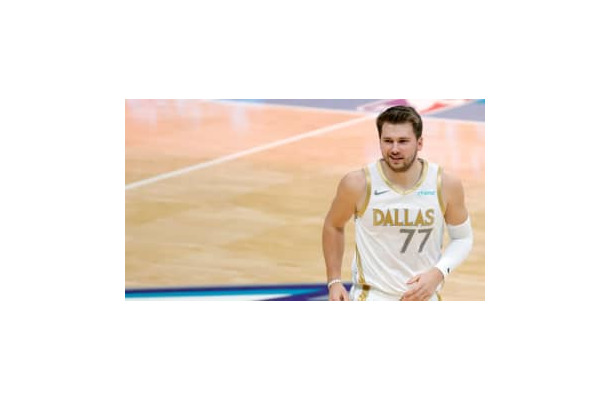 こりゃすげぇ！元レアル・マドリーのNBAスター、足での「神トラップ」がうますぎる