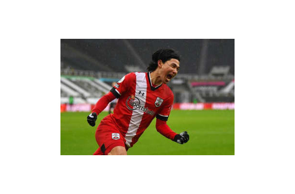 南野拓実、デビュー戦で“超”ゴール！「鬼シュート」ぶち込む