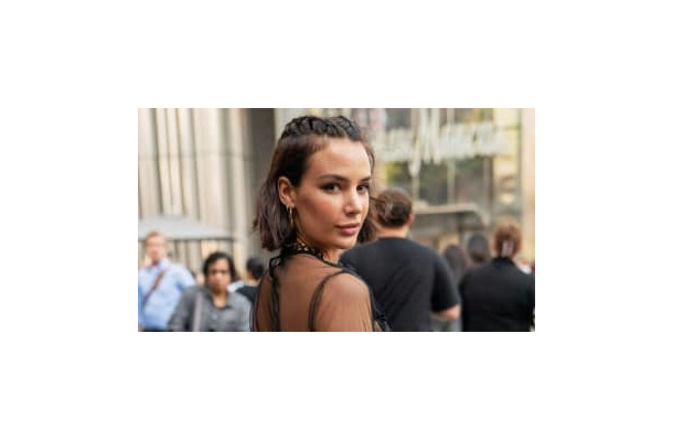 仏代表DFルブーフの娘は「トップレス写真にも挑戦のモデル」