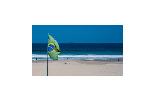 ブラジルの女性は水着でもこんなにリフティングがうまい