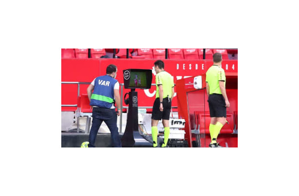 前代未聞！VARが試合終了後に「1分だけプレー再開」を指示…理由は主審の“ミス”