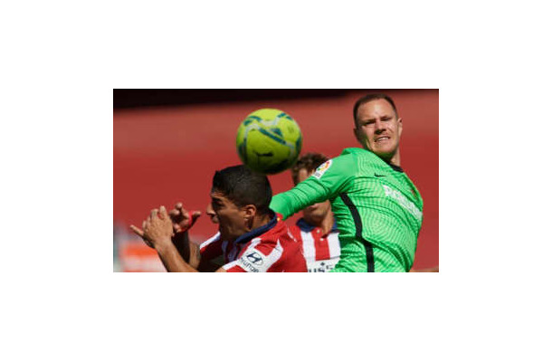 「立てよ！」バルサGKテアシュテーゲン、元同僚スアレスに怒る