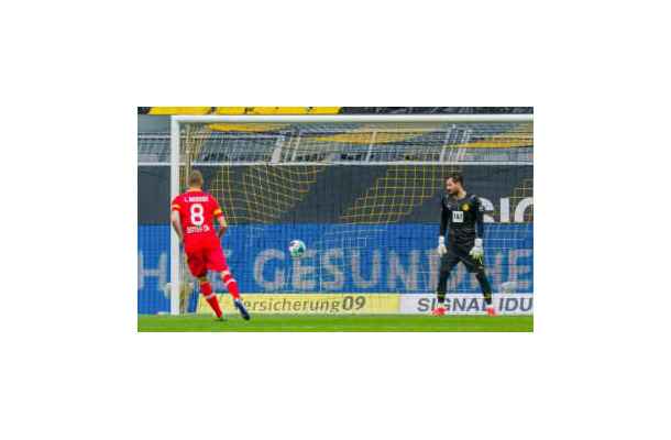 ドルトムントGKがPK阻止放棄！双子ベンダーの引退ラストシーンがいい