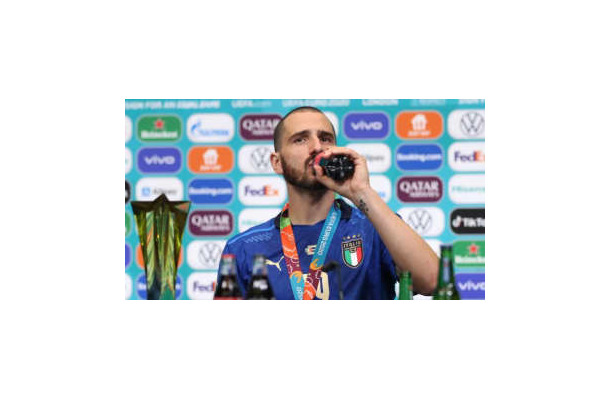 EURO優勝のイタリア代表ボヌッチ、コーラとハイネケンを飲みまくる！