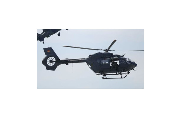 ネイマール、15億円の「カスタムヘリコプター」見せる