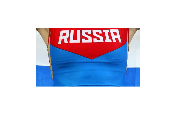 「これじゃ寒い」 スタジアムで下着になったロシア女子、“反則姿”でイケメン選手のユニゲット