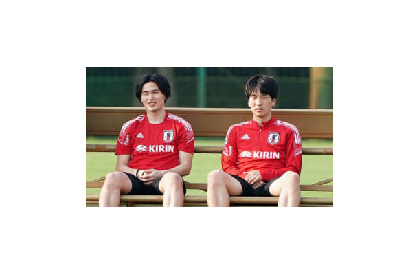 南野拓実、原口元気のパーマをイジる
