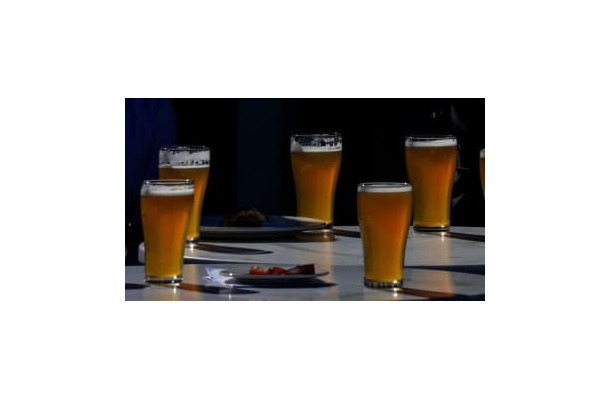 23歳のトゥウェンテサポ、「ビール48杯同時運び」がすごい