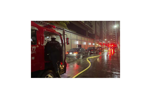 岸田首相が会食していた東京・銀座の日本料理店近くのビルであった火災騒ぎ。首相専用車や警護車の脇に消防車からのホースが延びていた＝7日午後7時10分ごろ