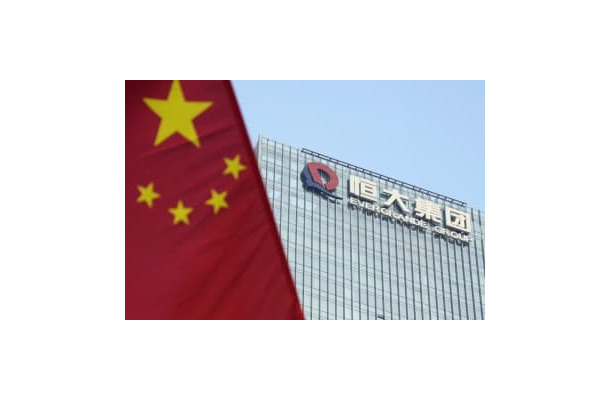 中国恒大集団の本社が入るビル。左はビル前の通りに掲げられた中国国旗＝9月、中国広東省深セン市（共同）
