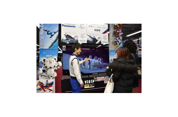 家電量販店のパナソニック製のテレビ売り場＝大阪市