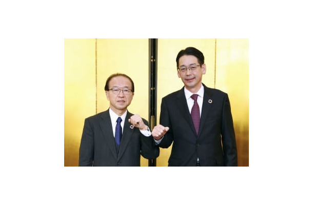 ポーズをとる愛知銀行の伊藤行記頭取（左）と中京銀行の小林秀夫頭取＝10日午後、名古屋市