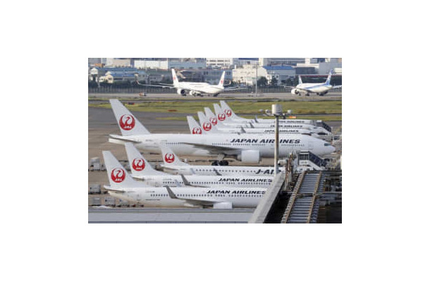 羽田空港に駐機する日航機